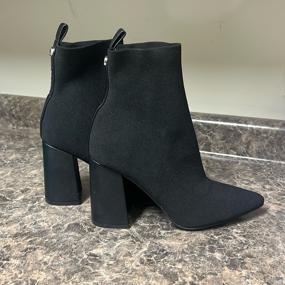 Steve Madden Maluna size 7 stretch ladies booty NWOT Black, pointy toe - Picture 2 of 13